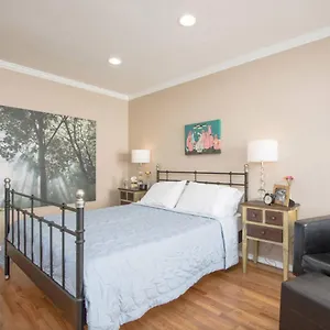 The Sanctuary - Be Pampered - Full Kitchen , Burbank United States